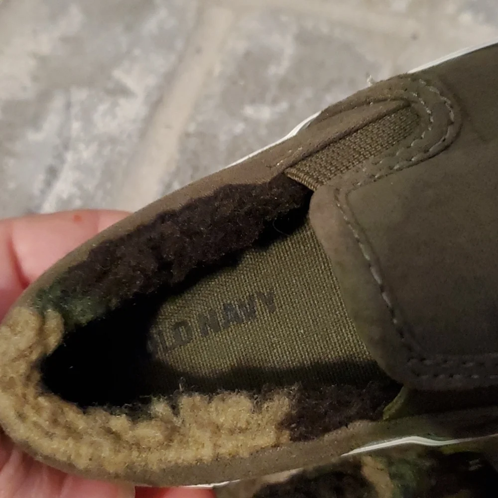 Old Navy Shoes lined sherpa size 6 toddler